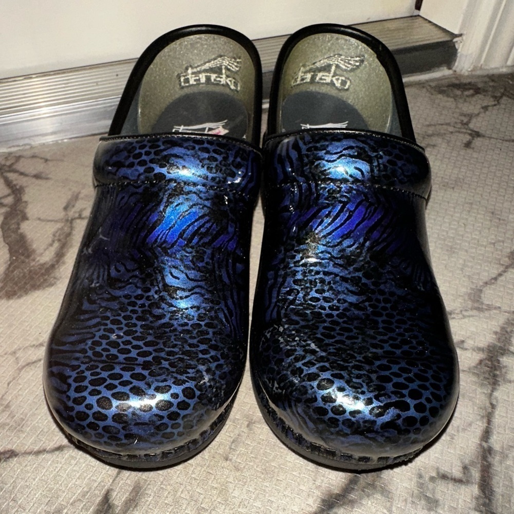 Dansko women’s blue and black pattern XP 2.0 nursing clogs 37 comfort clogs - Picture 4 of 9